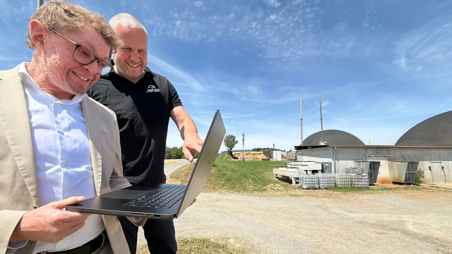 Markus Jehle und Robin Gassmann vor der Biogasanlage in Baienbach – Foto: Paul Martin / Schwäbische Zeitung